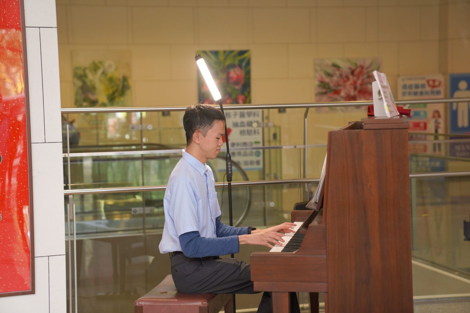 音樂走進醫院 中醫大新竹附醫「聖誕公益音樂會」暖心登場 慢飛兒庇護工場音樂才子卓新元於醫院大廳彈奏鋼琴,以〈夢中的婚禮〉、〈那些年〉等動人旋律傳遞希望與和平,感動在場聆聽的民眾與醫療團隊。(圖/記者張家燁翻攝)
