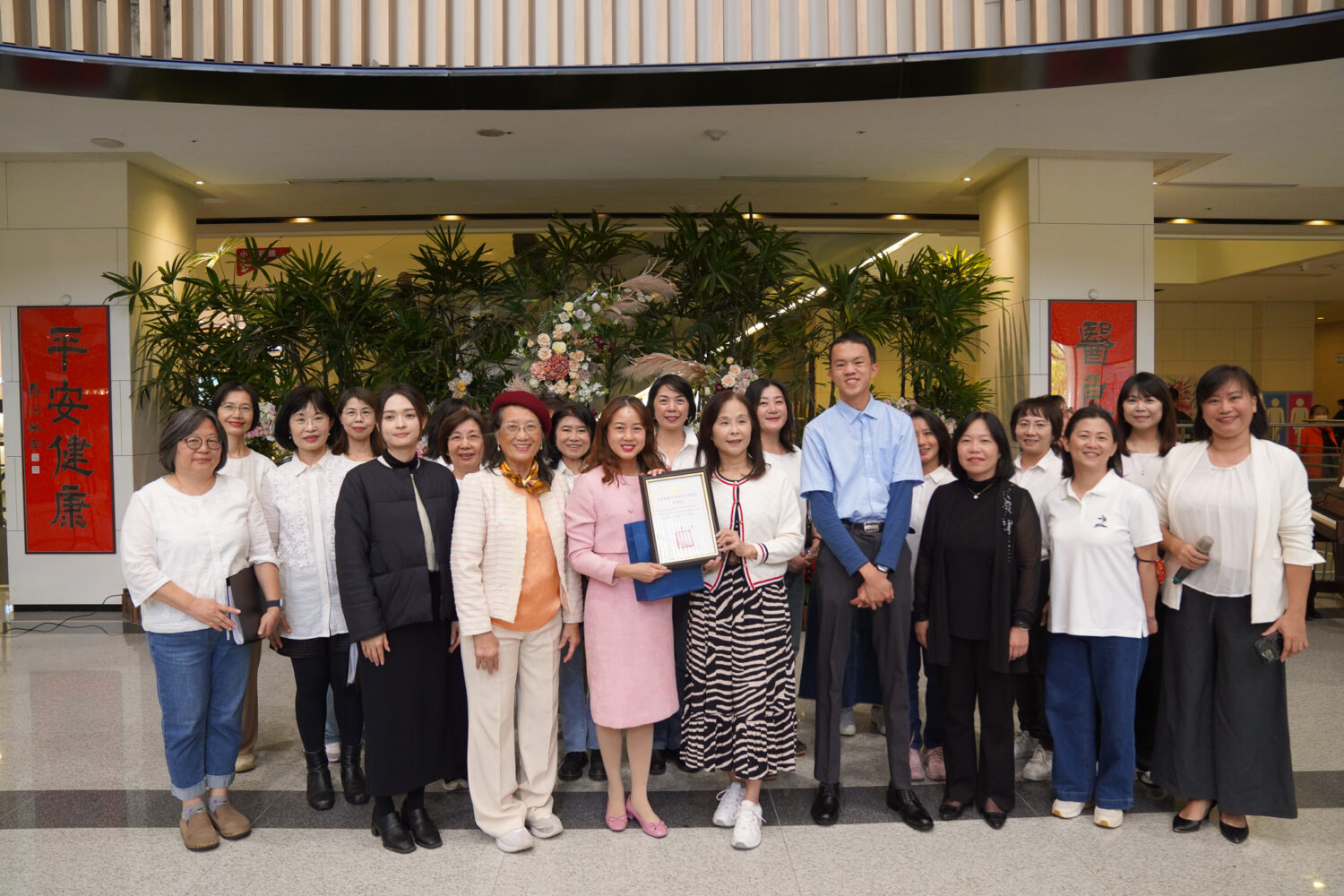 音樂走進醫院 中醫大新竹附醫「聖誕公益音樂會」暖心登場 「音樂改變生命.共創永續教育~聖誕公益感恩音樂會」圓滿落幕,院方代表與新竹市企業經理協進會藝術與愛樂委員會、表演團隊及贊助單位合影留念,共同見證音樂傳愛、永續共好的溫暖時刻。(圖/記者張家燁翻攝)