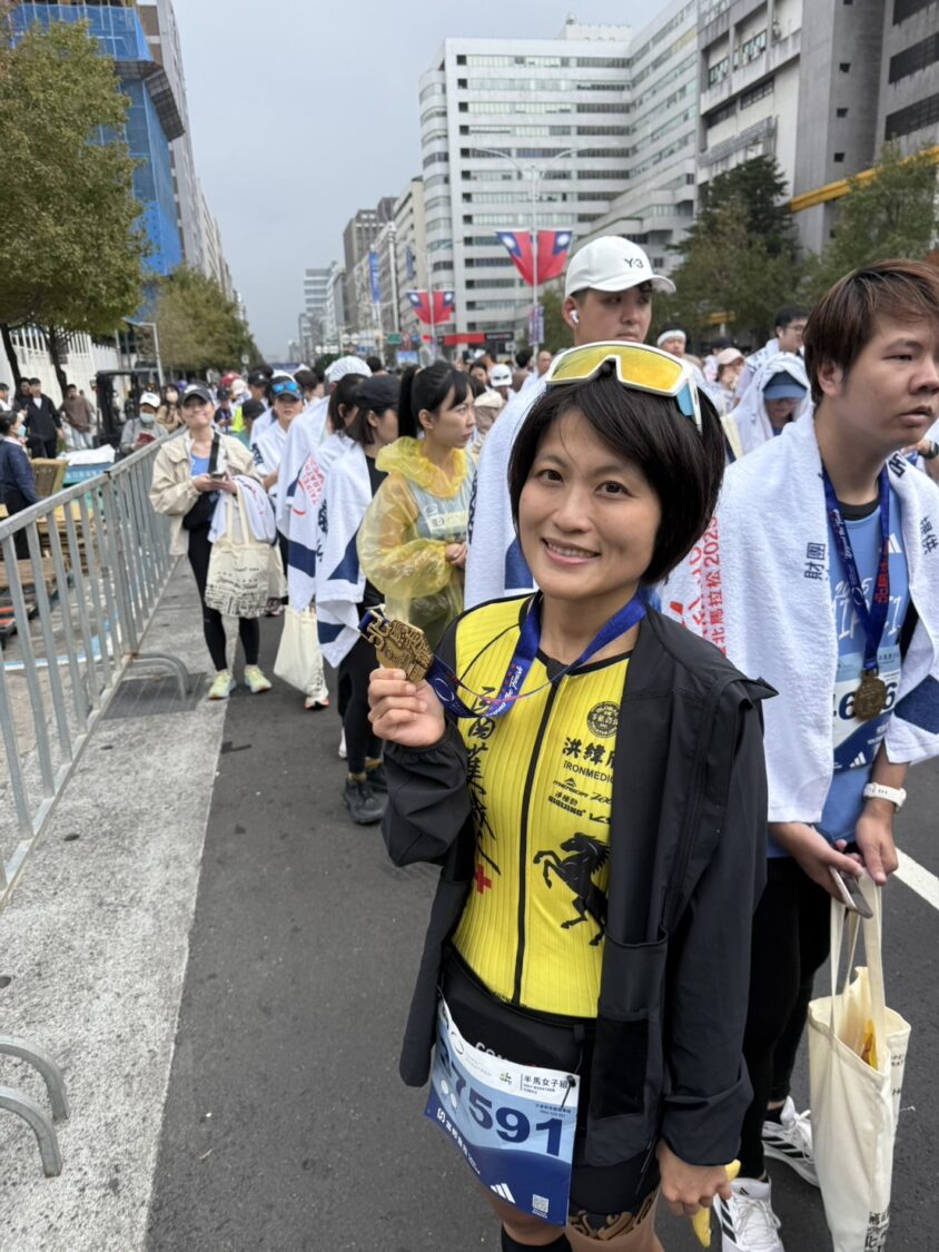 醫護鐵人「鬼門關前搶人」賽道即刻救援挽回馬拉松跑者生命 醫護鐵人團隊於台北馬拉松賽後合影,圖中為醫護鐵人共同創辦人暨胸腔內科醫師 洪緯欣,團隊秉持「邊跑邊守護」精神,共同守護賽道安全。(圖/記者張家燁翻攝)