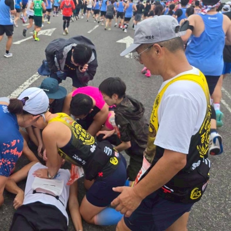 醫護鐵人「鬼門關前搶人」賽道即刻救援挽回馬拉松跑者生命 台北馬拉松賽道14公里處突發跑者倒地呈現OHCA狀態,醫護鐵人成員即刻停下賽事投入救援,現場執行高品質CPR並與大會AED救護體系無縫接軌,成功爭取黃金救援時間。(圖/記者張家燁翻攝)