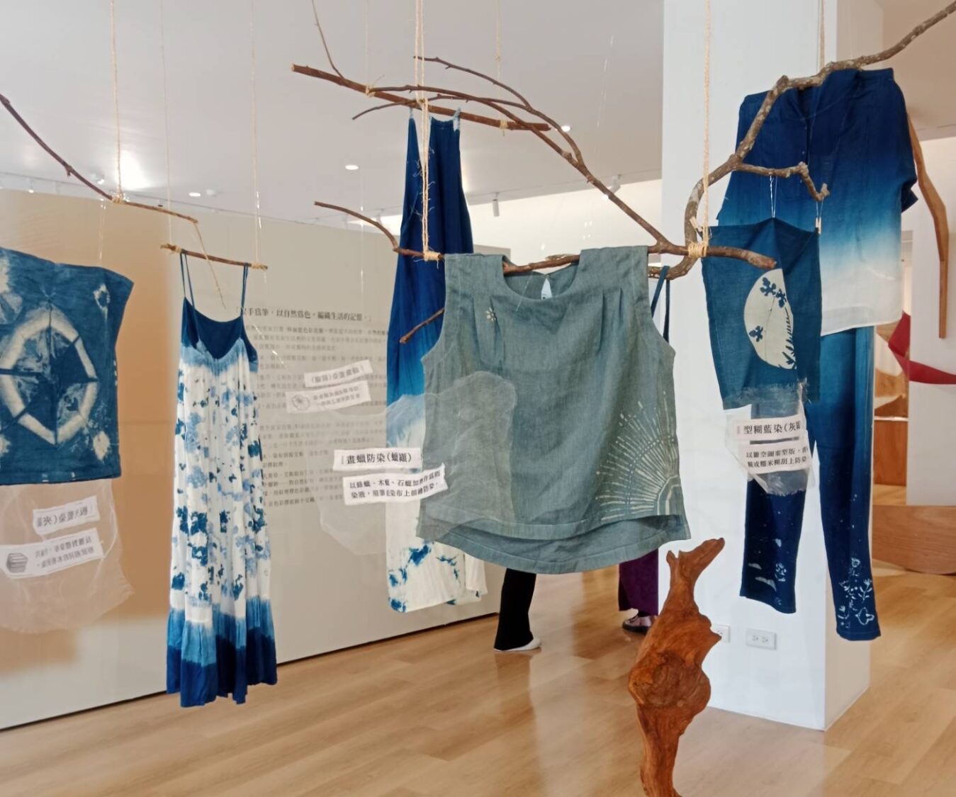 竹市「客家會館特展」邀民眾感受客家藝術底蘊 「色彩裡的客家日常」展場一隅。(圖/記者黃溎芬翻攝)