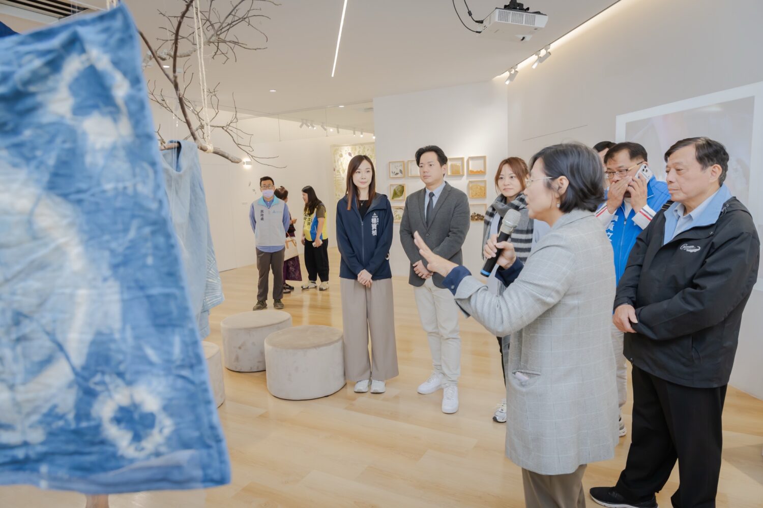 竹市「客家會館特展」邀民眾感受客家藝術底蘊 「色彩裡的客家日常」策展總監陳翠萍導覽分享。(圖/記者黃溎芬翻攝)