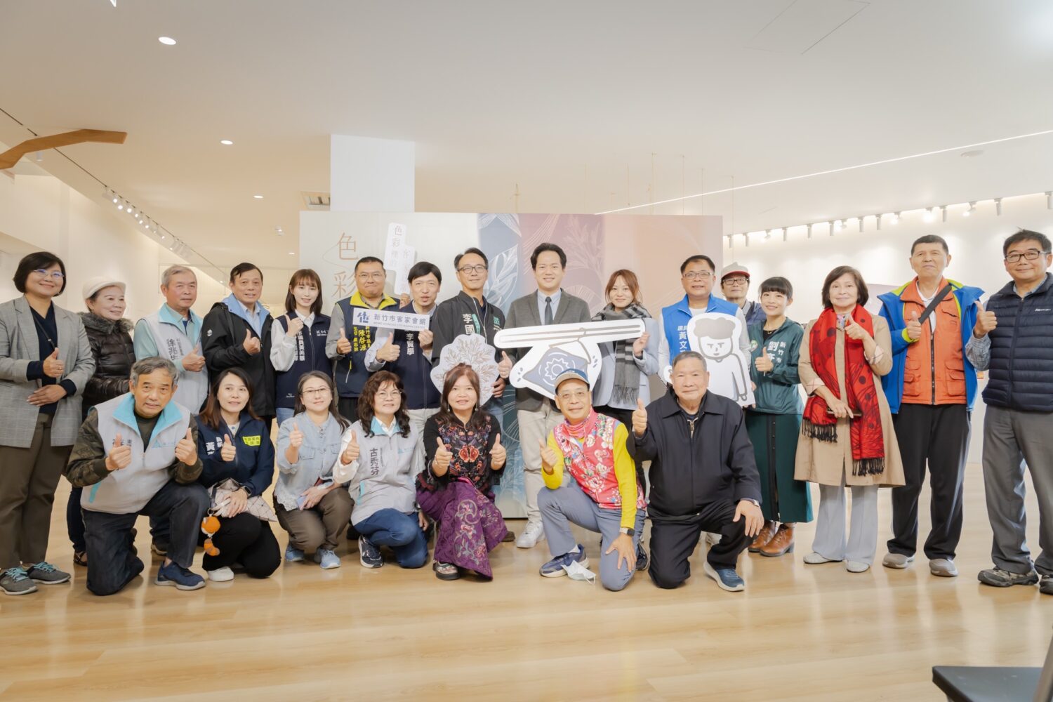 竹市「客家會館特展」邀民眾感受客家藝術底蘊 新竹市客家會館「色彩裡的客家日常」特展開幕合影。(圖/記者黃溎芬翻攝)