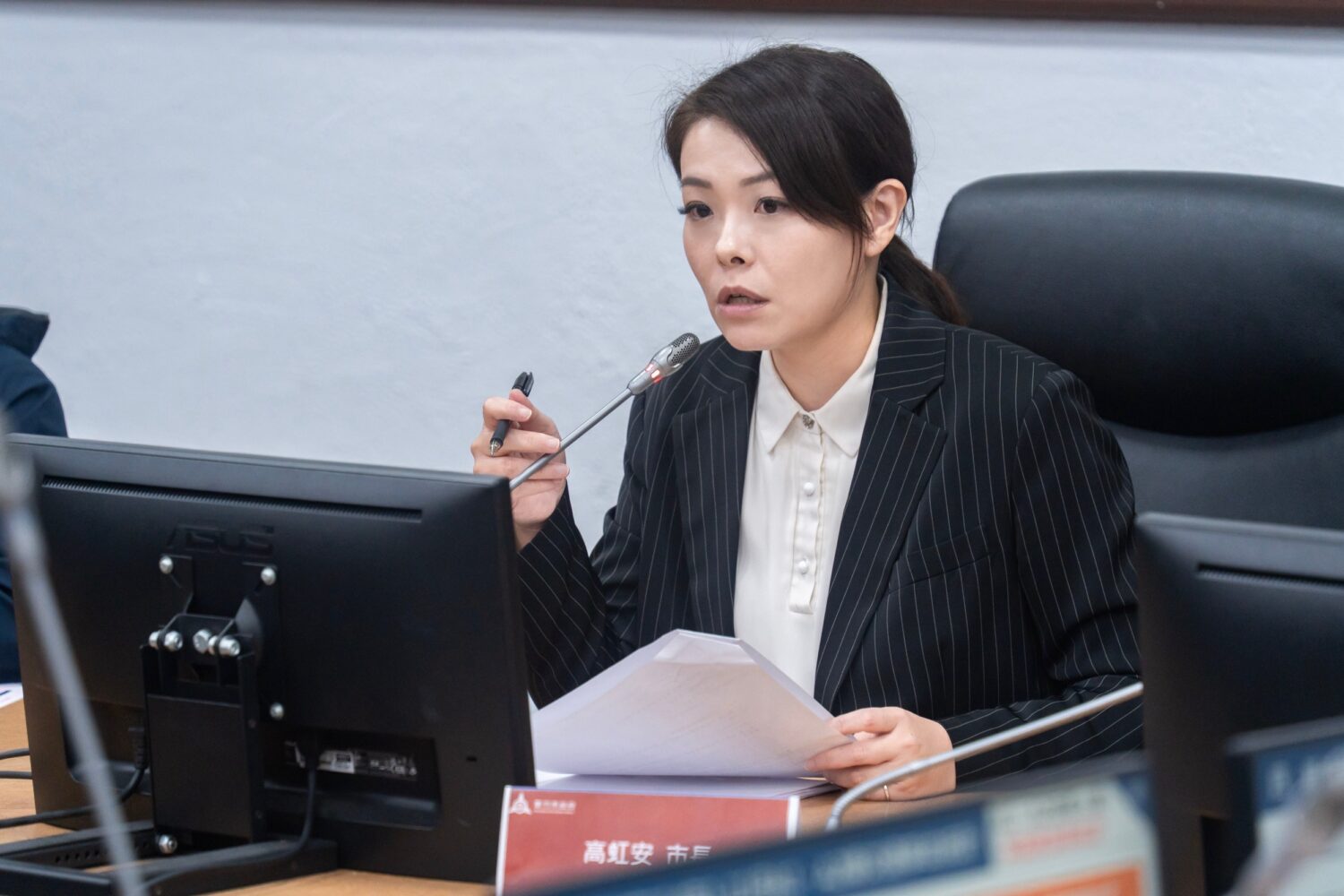 竹市府召開年度最終場道安會報 高虹安市長:「精進事故處理與守護市民安全」 新竹市政府昨(22)日召開「新竹市114年度第12次道路交通安全聯繫會報」,由市長高虹安主持會議,聽取警察局進行交通事故案件便民服務系統專題報告,並就事故防制作為進行指示。(圖/記者張家燁翻攝)