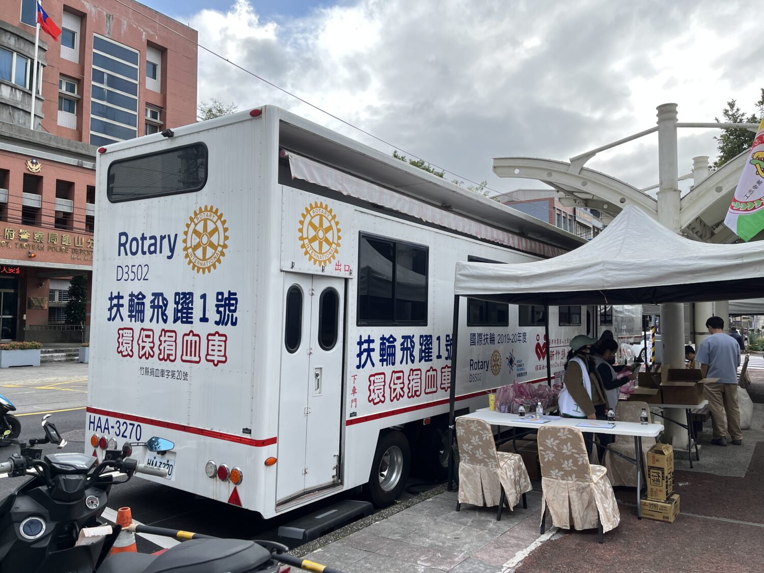 冬季血庫吃緊 民進黨桃園市黨部號召民眾挽袖捐血 冬季血庫吃緊 民進黨桃園市黨部號召民眾挽袖捐血