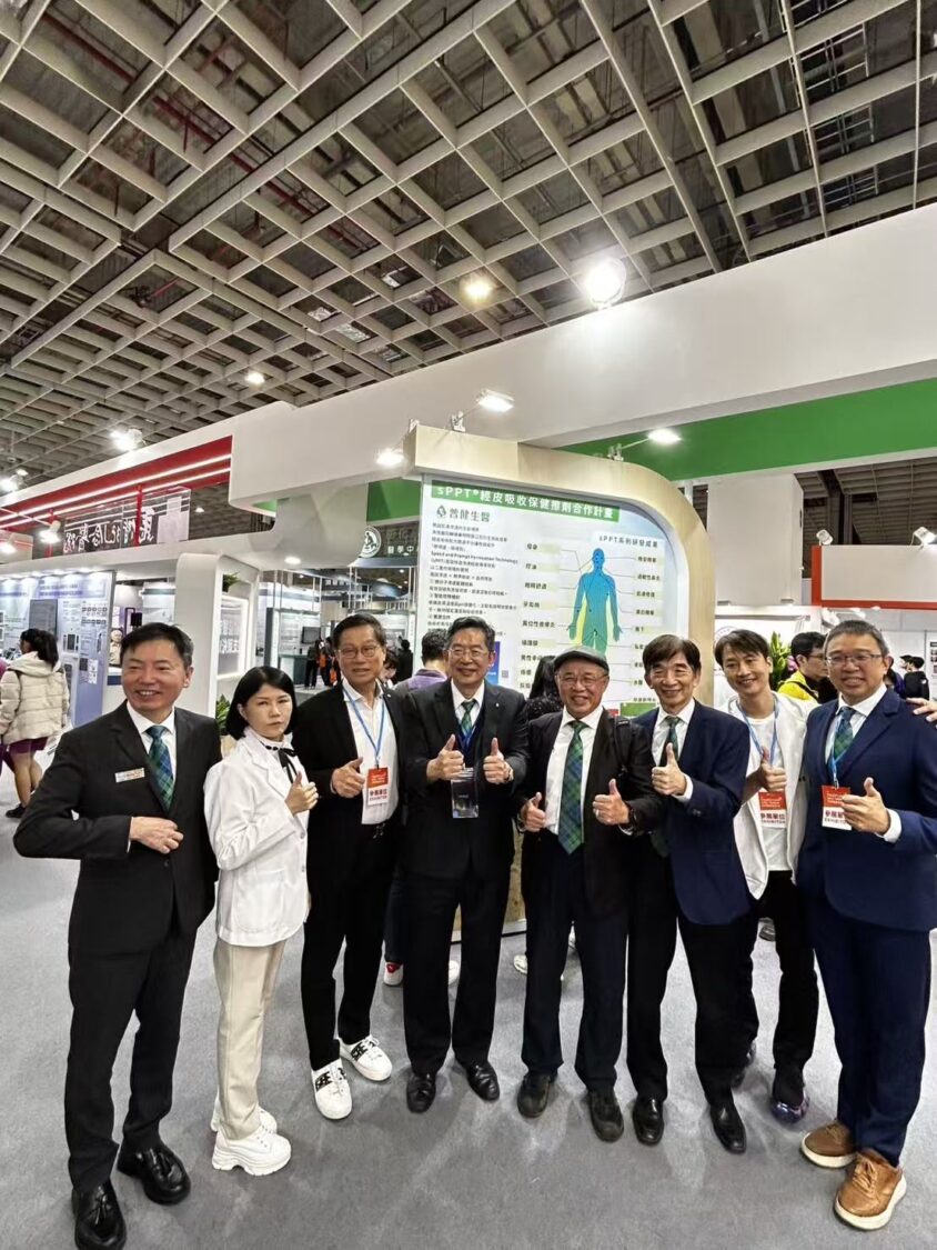 普健生物科技攜手馬偕發表「 sPPT 生醫傳導平台」 展現台灣醫療科研跨域合作力 普健生物科技團隊於展會現場合影,並向產業與民眾介紹 sPPT 生醫傳導平台研究進展。(圖/普健生物科技提供)