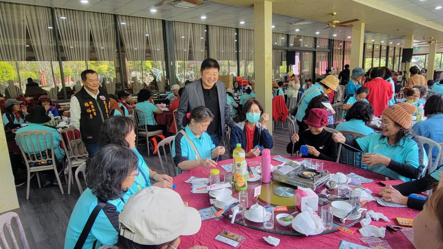 光復鄉婦女會辦理手作玫瑰小夜燈一日遊 250位姐妹走出戶外舒緩災後壓力 張峻(第二排左二)出席活動午宴,致贈伴手禮關懷婦女姐妹。(圖/記者 趙靜姸翻攝)