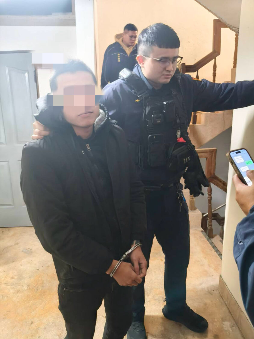 中壢男持汽油彈夜襲派出所 警循線2小時迅速逮捕 34歲褚姓男子疑似患有精神疾病,持簡易汽油彈,往中壢分局普仁派出所旁空地投擲。最終被警方依公共危險罪嫌逮捕。(記者翻攝)