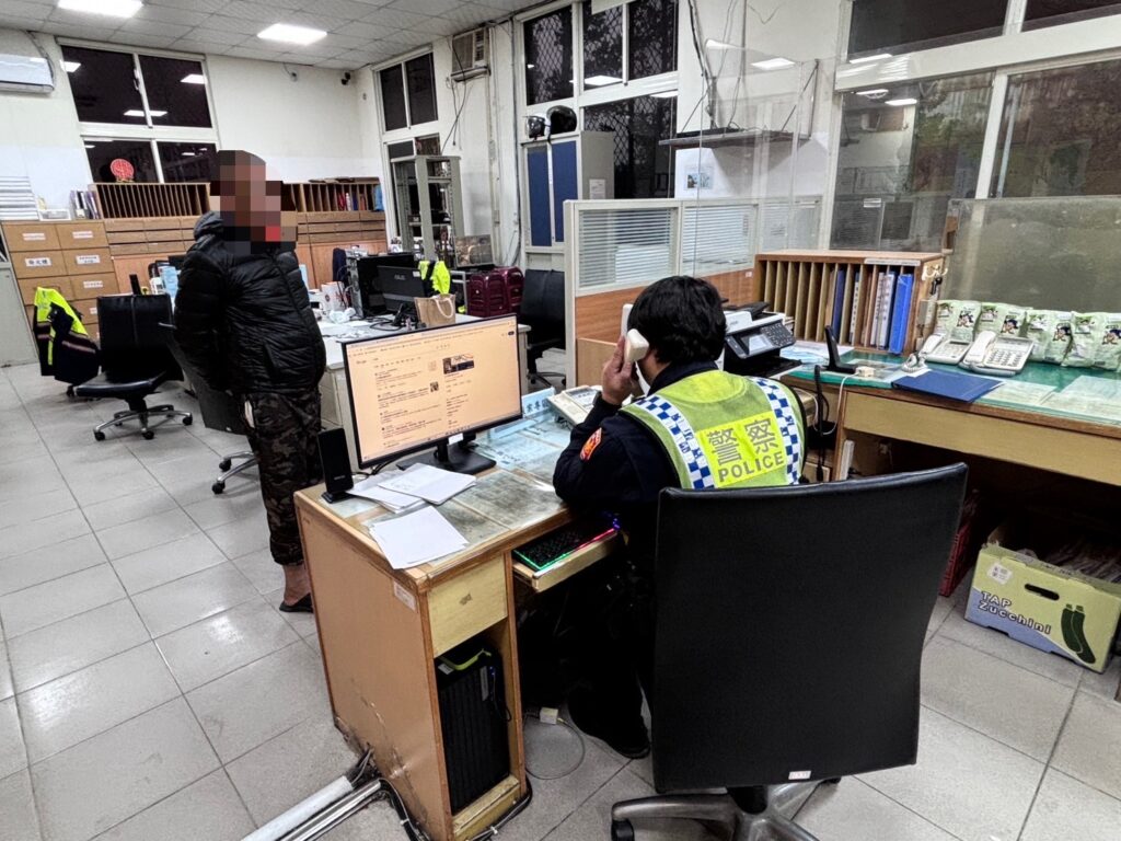 男子就醫途中遺失手機 基二警積極聯繫順利尋回 警方協助男子尋回手機。(圖/記者薛秀蓮 翻攝)