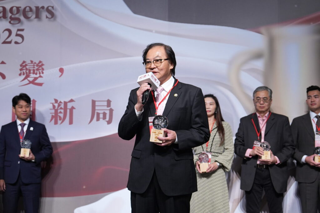 舒妃勇奪100MVP經理人獎 以科技與專業布局全球頭皮市場 舒妃品牌董事長黃桂芳深耕美容美髮業三十年,於100MVP經理人頒獎典禮上代表致詞,分享多年產業經驗。(圖/舒妃提供)