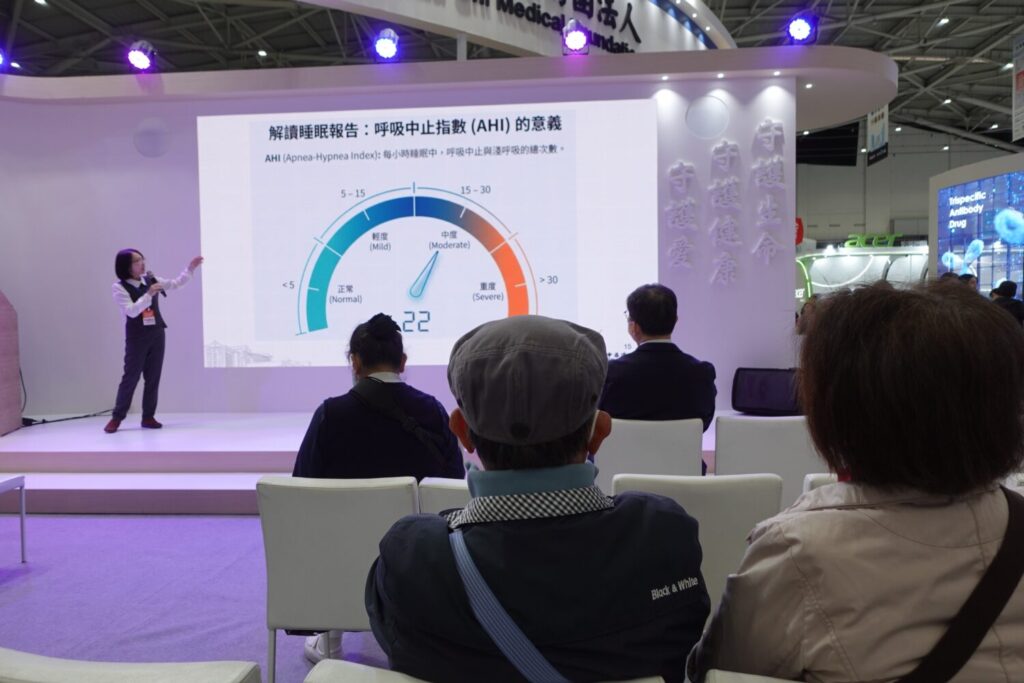 台中慈濟醫院運用藥物引導睡眠內視鏡 協助評估睡眠呼吸中止症病灶 孫傳鴻醫師深入簡出的分享,讓台下民眾清楚了解睡眠的重要。( 圖/台中慈濟醫院提供 )