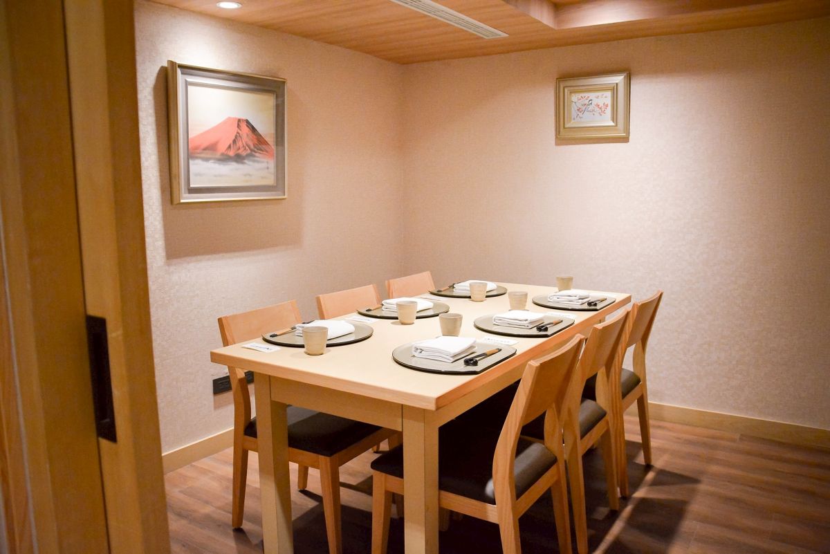 年末聚會季開跑!高質感視覺系套餐爆紅 莞固和食「柔御膳」成聚餐首選 圖/年末聚會需求增加,莞固和食包廂成為許多家庭與朋友團體的指定座位。(莞固和食 提供)