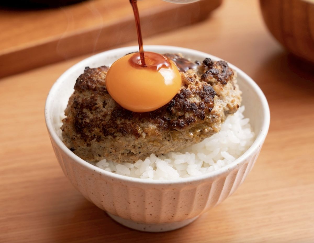 聖誕跨年必吃!南港LaLaport掀炭火漢堡排熱潮 米與多蜜推35天「送蛋快樂」儀式感企劃 圖/生食級的濃郁蛋黃滑入晶亮Q彈越光米中,再配上一口爆汁炭火漢堡排,構成最難抗拒的風味組合。(米與多蜜 提供)