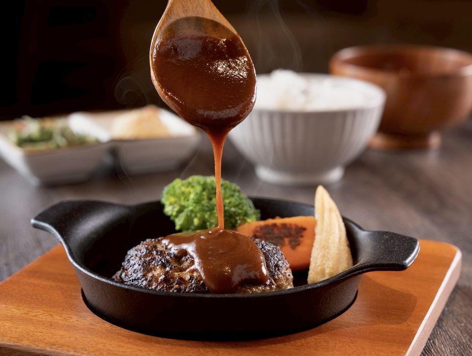 聖誕跨年必吃!南港LaLaport掀炭火漢堡排熱潮 米與多蜜推35天「送蛋快樂」儀式感企劃 圖/米與多蜜最受歡迎的「多蜜醬」,由GANKO總料理長笠原隆昌監製,以紅酒慢火熬煮,融合番茄紅醬與味噌,形成甘鹹酸交織的層次感。(米與多蜜 提供)