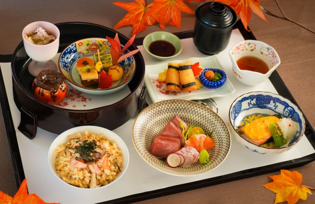 年末聚會季開跑!高質感視覺系套餐爆紅 莞固和食「柔御膳」成聚餐首選 圖/莞固和食推出的期間限定「柔御膳」,以小懷石式的多層次菜序與細膩手法打造用餐儀式感,成為近期許多年末聚會族群的熱門選擇。(莞固和食 提供)