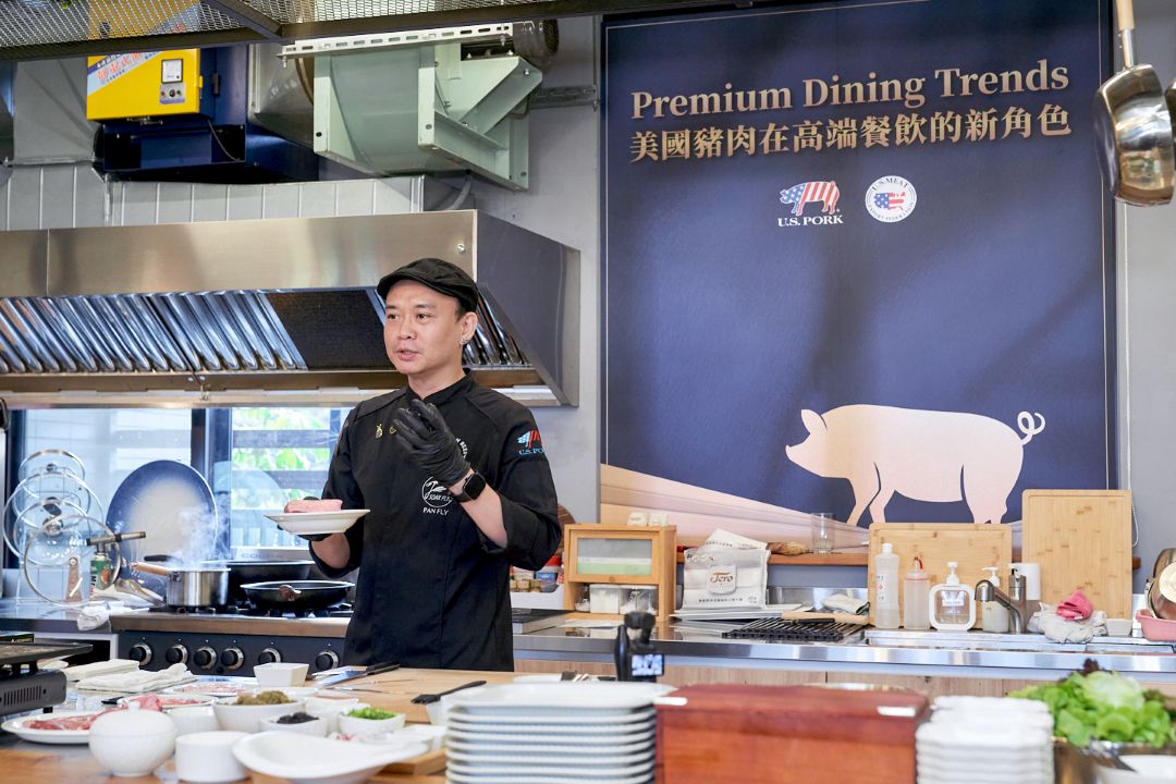 「美國高端豬肉」四大品牌進軍台灣 用血統、養成與檢驗展現頂級精緻風味口感 圖說:潘瑋翔主廚在美國高端品牌豬肉研討會中示範如何料理4大美國豬肉品牌。〈圖/記者蔡宗武翻攝〉