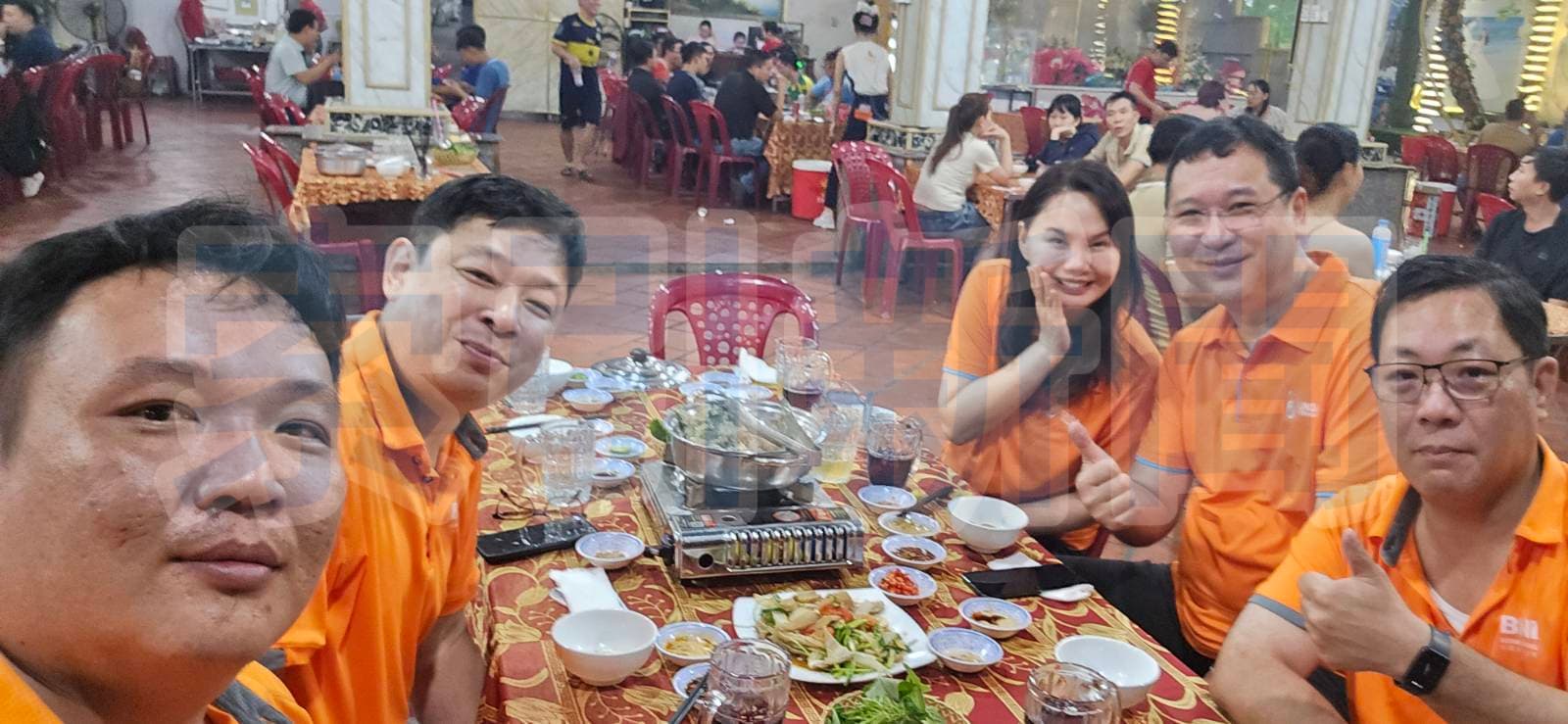 全富佳越南胡志明市設宴迎接台越交流團 圖說:交流團成員於胡志明市平陽坊在地餐館餐敘,圍坐火鍋圓桌前互動交流,在輕鬆氣氛中為三天兩夜行程預熱。(記者黃振綱拍攝)