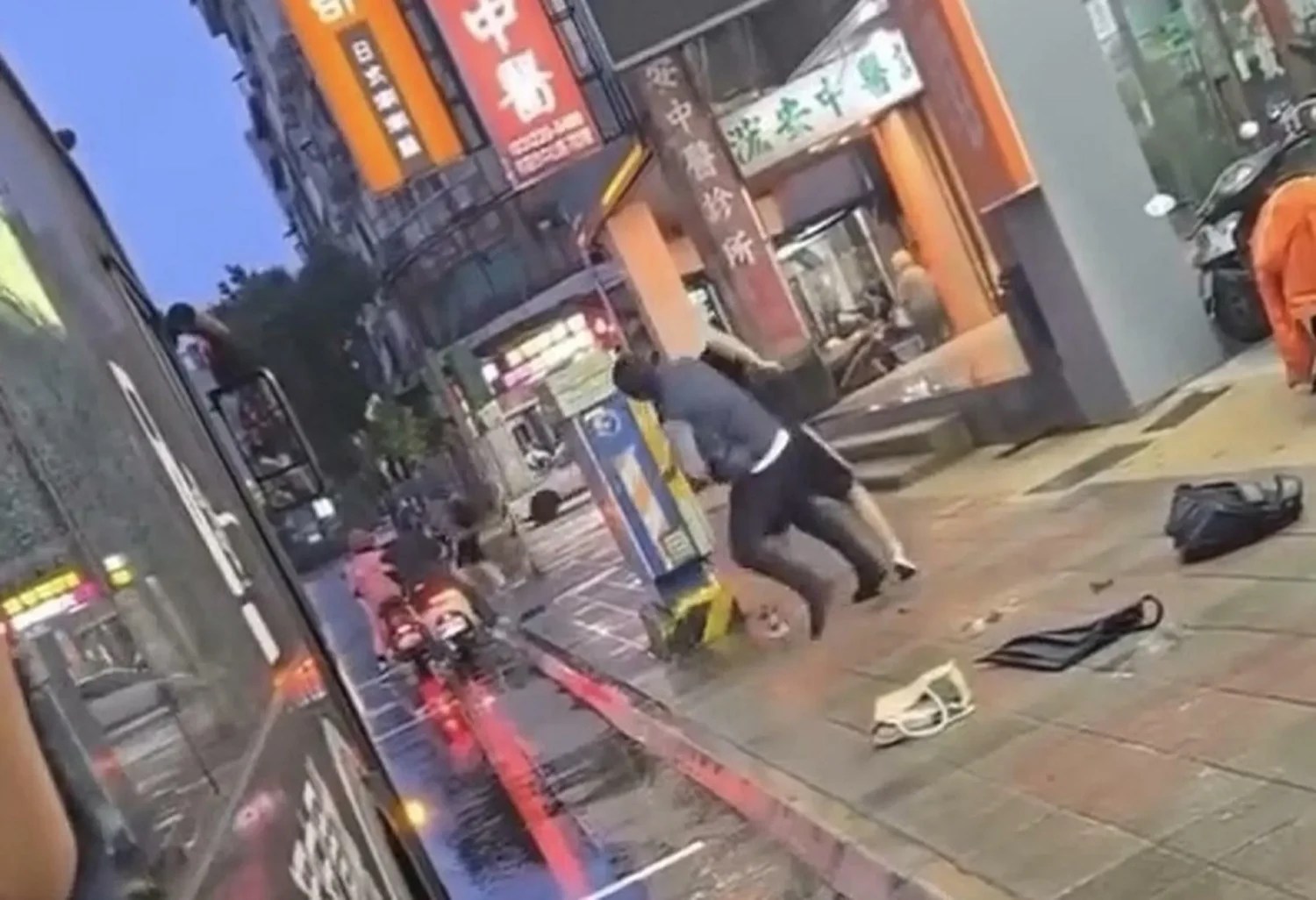 從駕駛打人到投訴無門 桃園市高中學生專車亂象一次看 從駕駛打人到投訴無門 桃園市高中學生專車亂象一次看