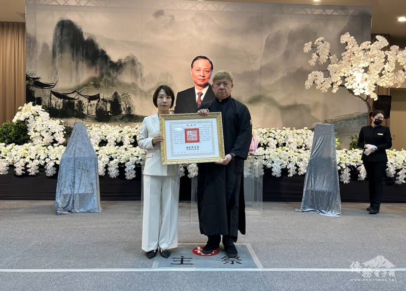 李姸慧代表總統頒贈前僑務諮詢委員王哲男褒揚令 表彰其服務僑社及促進臺日交流 李姸慧代表總統頒贈前僑務諮詢委員王哲男褒揚令 表彰其服務僑社及促進臺日交流