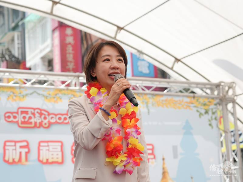 以水為禮以心祈福 李姸慧出席新北浴佛節肯定僑胞文化傳承 以水為禮以心祈福 李姸慧出席新北浴佛節肯定僑胞文化傳承