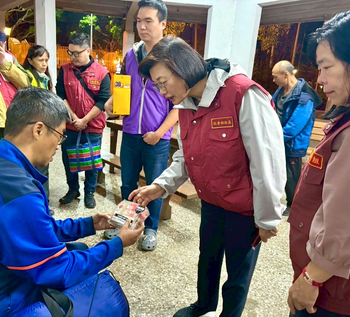 因應溫差與低溫 新北提前啟動街友與獨老關懷 18 %E8%BF%91%E6%97%A5%E6%97%A5%E5%A4%9C%E6%BA%AB%E5%B7%AE%E5%A4%A7%EF%BC%8C%E9%80%B1%E4%B8%89%EF%BC%8817%E6%97%A5%EF%BC%89%E8%B5%B7%E6%9D%B1%E5%8C%97%E5%AD%A3%E9%A2%A8%E5%B0%87%E5%A2%9E%E5%BC%B7%EF%BC%8C%E6%96%B0%E5%8C%97%E5%B8%82%E6%94%BF%E5%BA%9C%E7%A4%BE%E6%9C%83%E5%B1%80%E6%8F%90%E5%89%8D%E5%95%9F%E5%8B%95%E8%A1%97%E9%A0%AD%E9%97%9C%E6%87%B7%EF%BC%8C%E6%8F%90%E4%BE%9B%E7%A6%A6%E5%AF%92%E7%89%A9%E8%B3%87