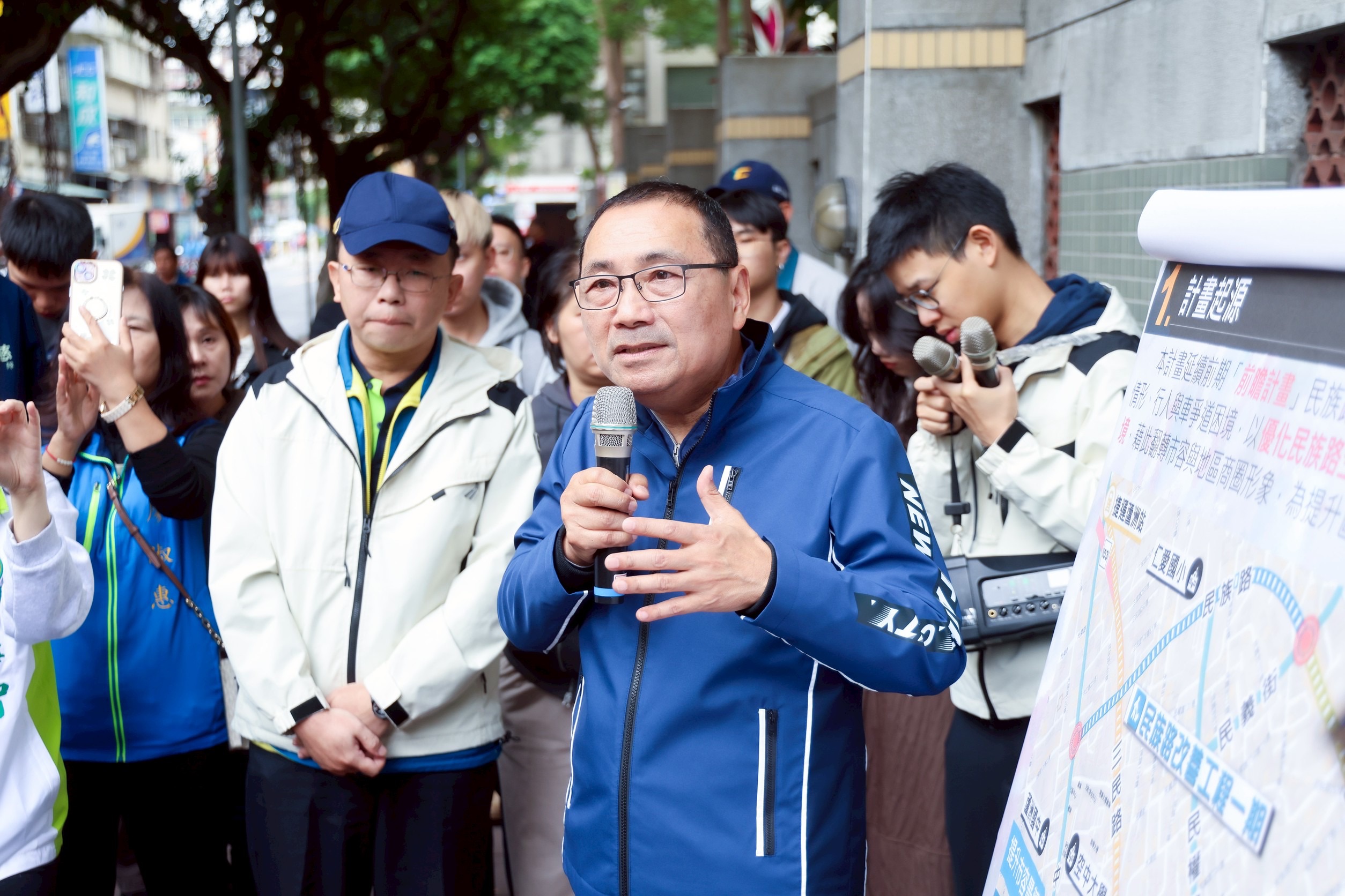 視察蘆洲民族路人行道改善工程 侯友宜:以人本打造安全通行環境 6 %E8%98%86%E6%B4%B2%E5%8D%80%E6%B0%91%E6%97%8F%E8%B7%AF%E4%BA%BA%E8%A1%8C%E9%81%93%E6%95%B4%E9%AB%94%E6%94%B9%E5%96%84%E8%A8%88%E7%95%AB%E7%AC%AC%E4%B8%89%E6%9C%9F%E5%8D%B3%E5%B0%87%E5%AE%8C%E5%B7%A5%EF%BC%8C%E6%96%B0%E5%8C%97%E5%B8%82%E9%95%B7%E4%BE%AF%E5%8F%8B%E5%AE%9C%E5%89%8D%E5%BE%80%E8%A6%96%E5%AF%9F%E6%99%82%E8%A1%A8%E7%A4%BA%EF%BC%8C%E6%AD%A4%E6%AC%A1%E6%94%B9%E5%96%84%E5%B7%A5%E7%A8%8B%E5%8C%85%E6%8B%AC%E6%AD%A5%E9%81%93%E6%8B%93%E5%AF%AC%E3%80%81%E9%8B%AA%E9%9D%A2%E6%9B%B4%E6%96%B0%E3%80%81%E7%84%A1%E9%9A%9C%E7%A4%99%E8%A8%AD%E6%96%BD%E6%94%B9%E5%96%84