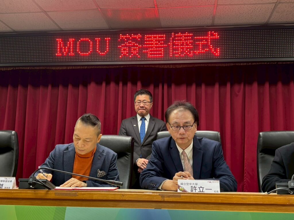 北醫盟領軍跨域整合 AI 大健康產業鏈成形 布局長照 3.0 商轉市場 結合空大與產官學醫體系 打造智慧醫療落地與人才供給雙引擎 22 %E8%A1%9B%E7%A6%8F%E9%83%A8%E6%94%BF%E5%8B%99%E6%AC%A1%E9%95%B7%E5%91%82%E5%BB%BA%E5%BE%B7%EF%BC%88%E5%9C%96%E4%B8%AD%EF%BC%89