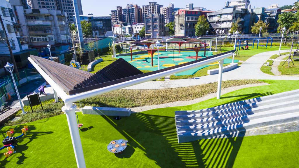 板橋汐止2大親子公園 感受暖冬和樂氛圍 20 %E6%B1%90%E6%AD%A2%E5%8D%80%E7%99%BD%E9%9B%B2%E5%85%AC%E5%9C%92%E4%BB%A5%E7%B4%99%E9%A3%9B%E6%A9%9F%E7%82%BA%E4%B8%BB%E9%A1%8C%E7%9A%84%E5%85%B1%E8%9E%8D%E9%81%8A%E6%88%B2%E5%A0%B4%E7%82%BA%E4%BA%AE%E9%BB%9E%EF%BC%8C%E9%81%8A%E5%85%B7%E5%A4%9A%E5%85%83%E4%B8%A6%E5%85%BC%E5%85%B7%E6%8C%91%E6%88%B0%E6%80%A7%E8%88%87%E8%B6%A3%E5%91%B3%E6%80%A7