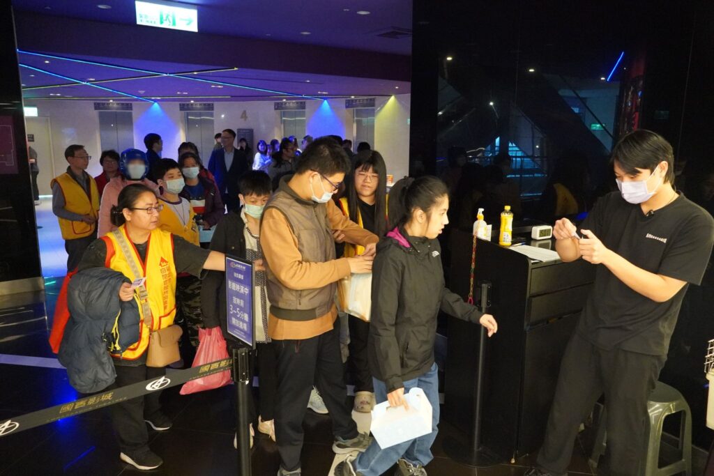 啟點行銷暖心公益包場《動物方城市2》 以溫暖行動打造無壓力的友善觀影環境 31 %E5%9C%96%E4%B8%80%EF%BC%9A%E5%95%9F%E9%BB%9E%E8%A1%8C%E9%8A%B7%E5%90%8C%E4%BB%81%E8%88%87%E6%98%9F%E5%85%92%E5%80%91%E6%8E%92%E9%9A%8A%E5%85%A5%E5%A0%B4%E7%9A%84%E7%95%AB%E9%9D%A2