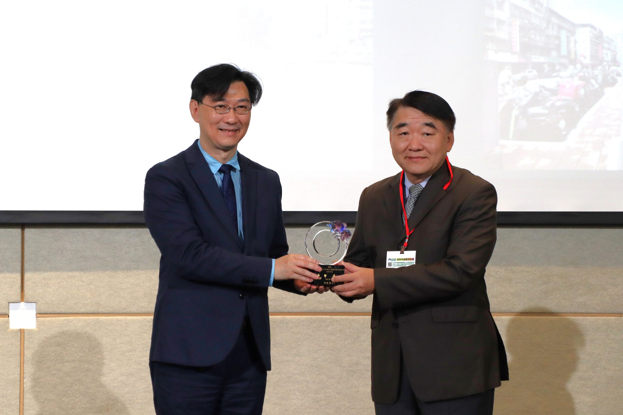 新北道路養護、共同管道建設 雙雙獲中央肯定 6 %E6%96%B0%E5%8C%97%E5%B8%82%E5%85%B1%E5%90%8C%E7%AE%A1%E9%81%93%E3%80%81%E9%81%93%E8%B7%AF%E9%A4%8A%E8%AD%B7%E6%9A%A8%E4%BA%BA%E8%A1%8C%E7%92%B0%E5%A2%83%E7%84%A1%E9%9A%9C%E7%A4%99%E8%80%83%E8%A9%95%E7%8D%B2%E4%B8%AD%E5%A4%AE%E8%82%AF%E5%AE%9A%EF%BC%8C%E7%94%B1%E5%B7%A5%E5%8B%99%E5%B1%80%E9%95%B7%E9%A6%AE%E5%85%86%E9%BA%9F%E5%8F%B3%E4%BB%A3%E8%A1%A8%E5%B8%82%E5%BA%9C%EF%BC%8C%E6%8E%A5%E5%8F%97%E5%85%A7%E6%94%BF%E9%83%A8%E6%AC%A1%E9%95%B7%E8%91%A3%E5%BB%BA%E5%AE%8F%E9%A0%92%E7%8D%8E scaled