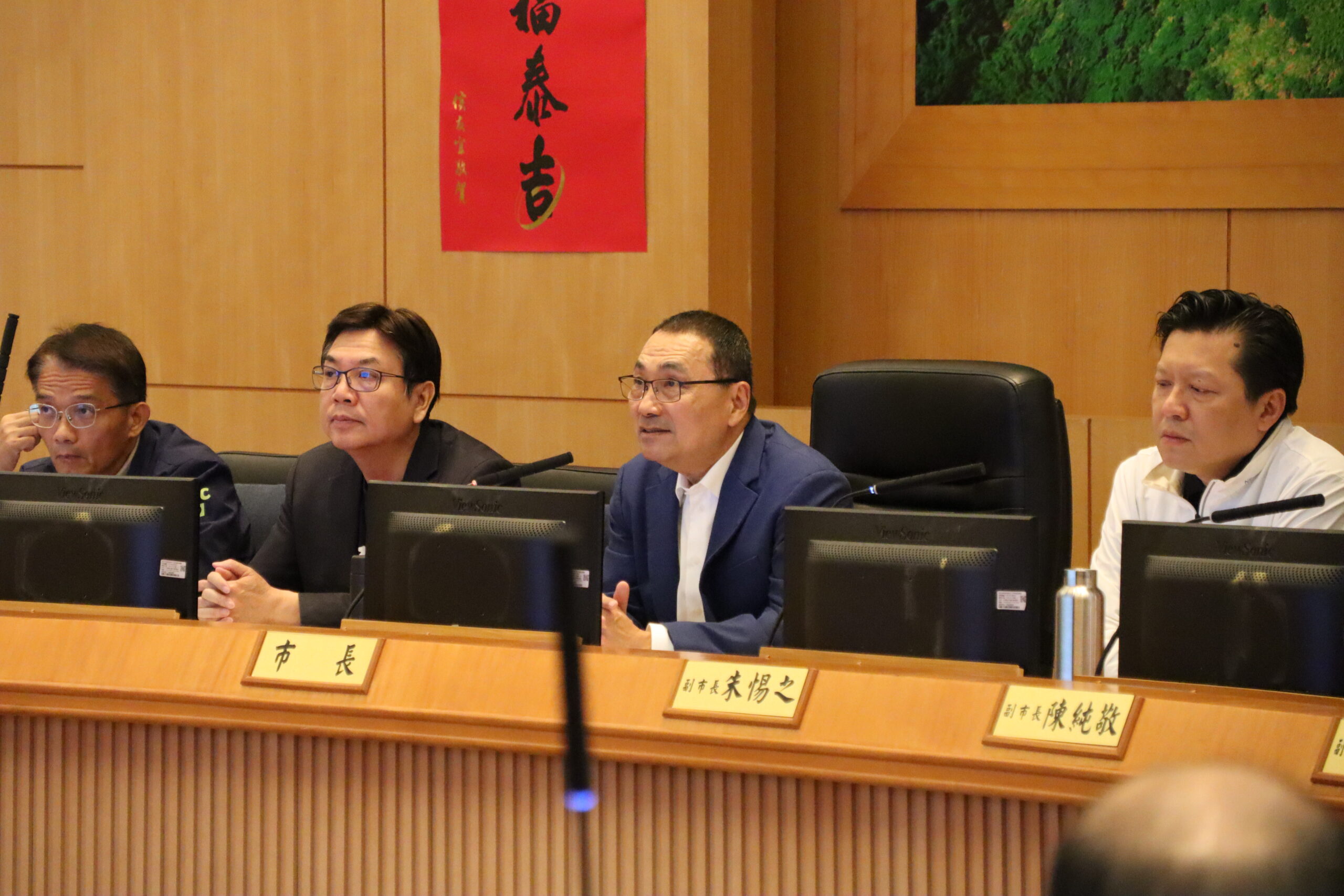 明年基礎建設倍增 新北穩健向前 第二行政中心治理標竿引領城市升級 37 %E4%BE%AF%E5%8F%8B%E5%AE%9C%E5%B8%82%E9%95%B7%E5%8F%B3%E4%BA%8C%E8%81%BD%E5%8F%96%E7%B0%A1%E5%A0%B1%E5%BE%8C%E8%A1%A8%E7%A4%BA%EF%BC%8C%E5%B8%82%E5%BA%9C%E5%9C%A8115%E5%B9%B4%E5%BA%A6%E5%A4%A7%E5%B9%85%E6%8F%90%E9%AB%98%E5%9F%BA%E7%A4%8E%E8%A8%AD%E6%96%BD%E7%B6%AD%E8%AD%B7%E8%88%87%E6%9B%B4%E6%96%B0%E9%A0%90%E7%AE%97%EF%BC%8C%E5%81%9A%E5%88%B0%E3%80%8C%E5%A5%BD%E7%94%A8%E3%80%81%E8%80%90%E7%94%A8%E3%80%81%E5%AE%89%E5%BF%83%E7%94%A8%E3%80%8D scaled