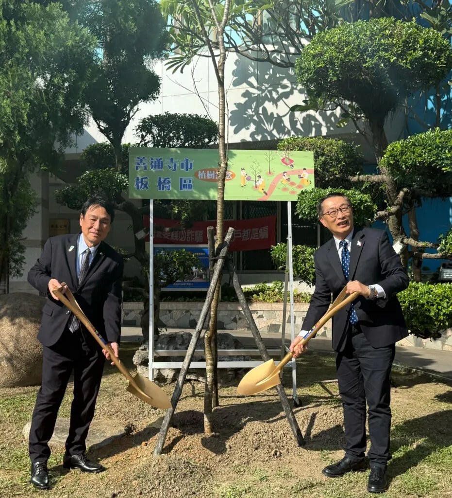 香川縣善通寺市長贈燈具並進行植樹活動 以串聯台灣與日本之間的深厚情誼 香川縣善通寺市長贈燈具並進行植樹活動 以串聯台灣與日本之間的深厚情誼