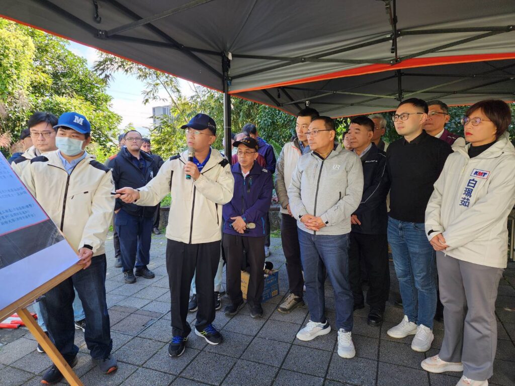 侯友宜視察汐止康寧街及伯爵街14巷坍方搶災提前完成 14 %E4%BE%AF%E5%8F%8B%E5%AE%9C%E5%B8%82%E9%95%B7%E5%8F%B3%E5%9B%9B%E8%A6%96%E5%AF%9F%E4%B8%A6%E8%81%BD%E5%8F%96%E6%B1%90%E6%AD%A2%E5%BA%B7%E5%AF%A7%E8%A1%97%E9%82%8A%E5%9D%A1%E6%BB%91%E8%90%BD%E3%80%81%E4%BC%AF%E7%88%B5%E8%A1%9714%E5%B7%B7%E8%B7%AF%E9%9D%A2%E5%BE%A9%E5%BB%BA%E5%B7%A5%E7%A8%8B%E7%9A%84%E7%B0%A1%E5%A0%B1%E3%80%82