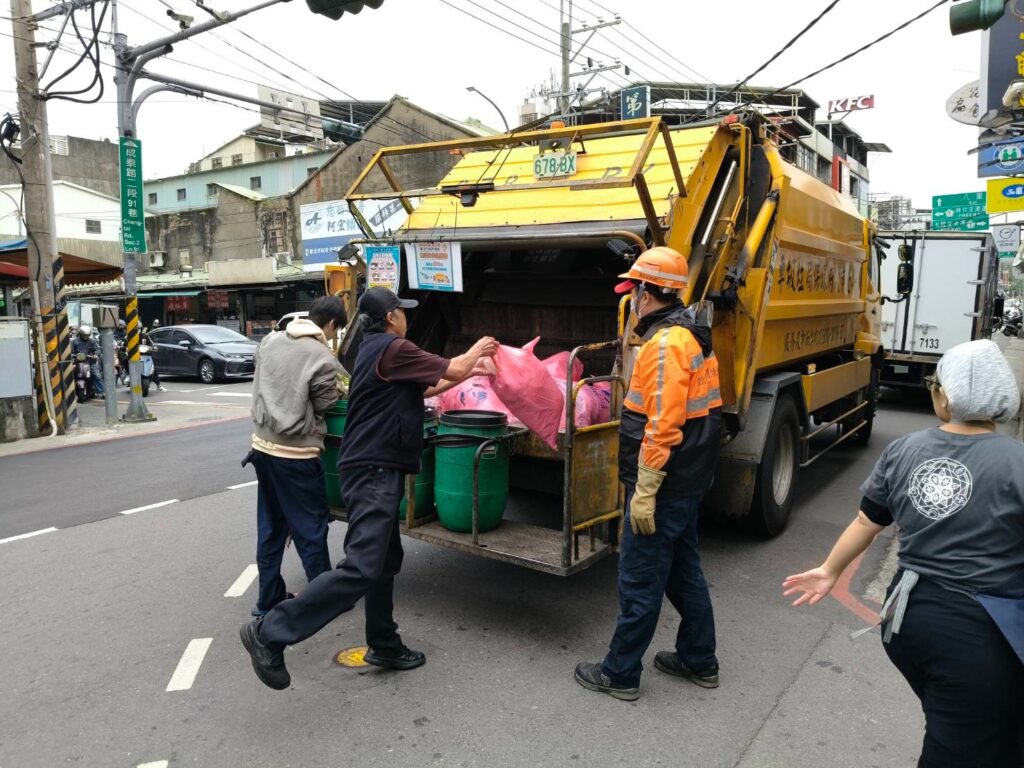 除舊布新過好年 新北小年夜、除夕加班收運 初一至初三停收垃圾 10 2%E6%9C%8816%E6%97%A5%E9%99%A4%E5%A4%95%E6%99%9A%E9%96%93%E8%87%B32%E6%9C%8819%E6%97%A5%E5%88%9D%E4%B8%89%E5%81%9C%E6%94%B6%E6%9C%9F%E9%96%93%EF%BC%8C%E6%96%B0%E5%8C%97%E5%B8%82%E7%89%B9%E5%88%A5%E8%A8%AD%E7%BD%AE70%E8%99%95%E5%AE%9A%E9%BB%9E%E6%94%B6%E9%81%8B%E7%AB%99%E6%96%B9%E4%BE%BF%E6%B0%91%E7%9C%BE%E4%BA%A4%E4%BB%98%E5%9E%83%E5%9C%BE