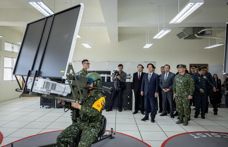總統主持陸軍砲兵訓練指揮部啟用典禮 肯定地方、國防與市政發展的共贏計畫。 7 %E7%B8%BD%E7%B5%B1%E8%A6%96%E5%B0%8E%E6%96%B0%E5%BC%8F%E8%A3%9D%E5%82%99%E5%8F%8A%E9%A3%9B%E5%BD%88%E8%A8%93%E7%B7%B4%E6%A8%A1%E6%93%AC%E5%99%A8