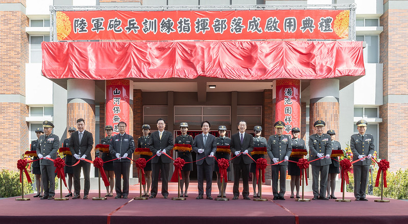 總統主持陸軍砲兵訓練指揮部啟用典禮 肯定地方、國防與市政發展的共贏計畫。 8 %E7%B8%BD%E7%B5%B1%E6%8A%B5%E9%81%94%E5%BE%8C%EF%BC%8C%E9%A6%96%E5%85%88%E8%88%87%E7%8F%BE%E5%A0%B4%E8%B2%B4%E8%B3%93%E4%B8%80%E5%90%8C%E9%80%B2%E8%A1%8C%E5%89%AA%E7%B6%B5%E5%84%80%E5%BC%8F
