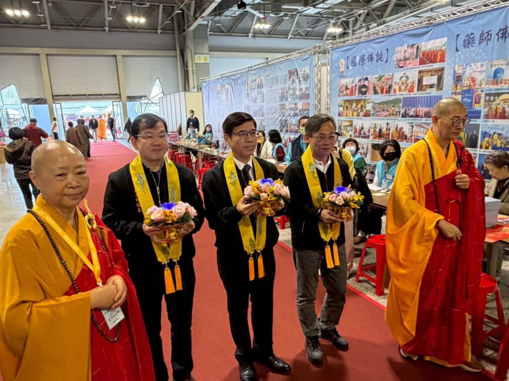 2026年第八屆藥師佛文化節 大眾齊修為全球祈福 願眾生安樂 9 %E5%89%AF%E7%A7%98%E6%9B%B8%E9%95%B7%E7%8E%87%E9%A0%98%E5%B8%82%E5%BA%9C%E5%9C%98%E9%9A%8A%EF%BC%8C%E6%84%9F%E5%8F%97%E8%97%A5%E5%B8%AB%E4%BD%9B%E6%96%87%E5%8C%96%E7%AF%80%E7%9A%84%E6%BA%AB%E6%9A%96%E6%B0%9B%E5%9C%8D%E3%80%82