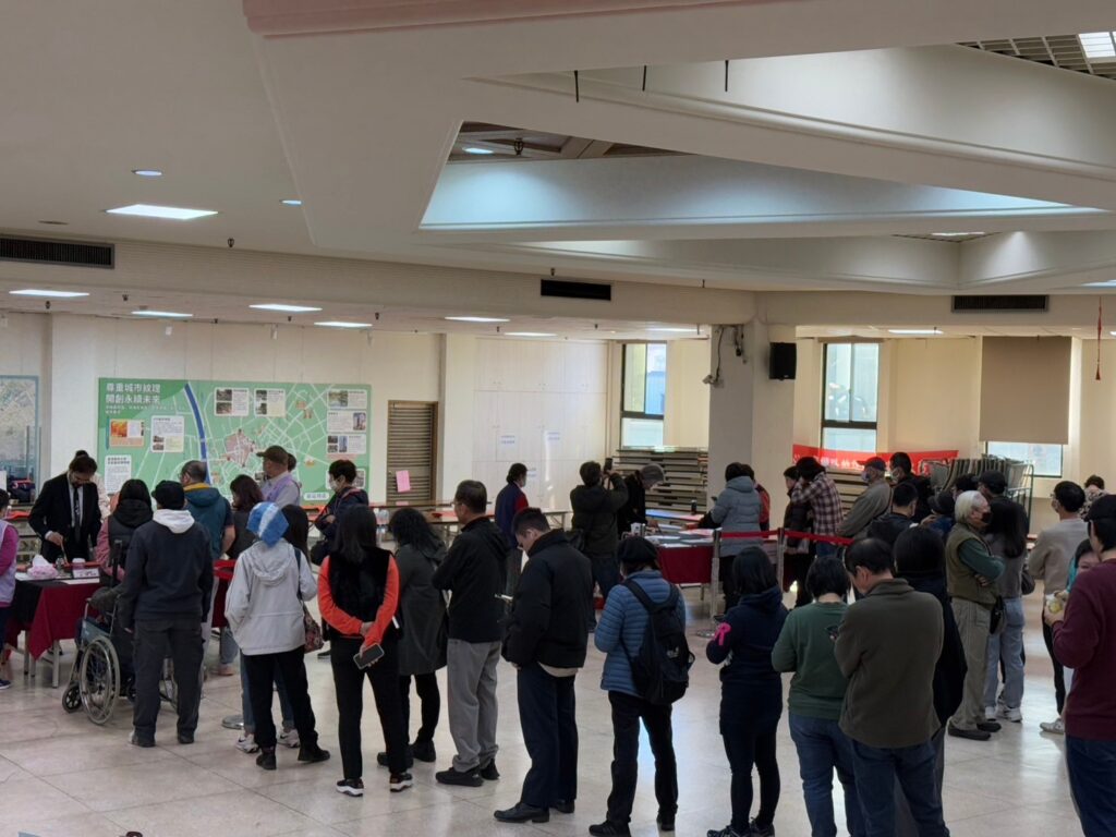 金馬賀新春 板橋公所贈書法名家春聯 16 %E6%B0%91%E7%9C%BE%E6%8E%92%E9%9A%8A%E7%B4%A2%E5%8F%96%E6%9B%B8%E6%B3%95%E8%80%81%E5%B8%AB%E6%8F%AE%E6%AF%AB%E6%98%A5%E8%81%AF114%E5%B9%B4%E8%B3%87%E6%96%99%E7%85%A7%E7%89%87