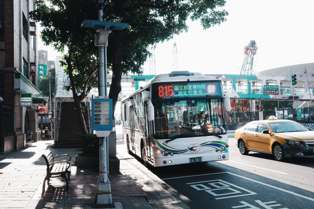 打造八里淨零碳示範區 電動公車加速布局邁向低碳運輸新里程碑 4 %E9%9B%BB%E5%8B%95%E5%A4%A7%E5%AE%A2%E8%BB%8A