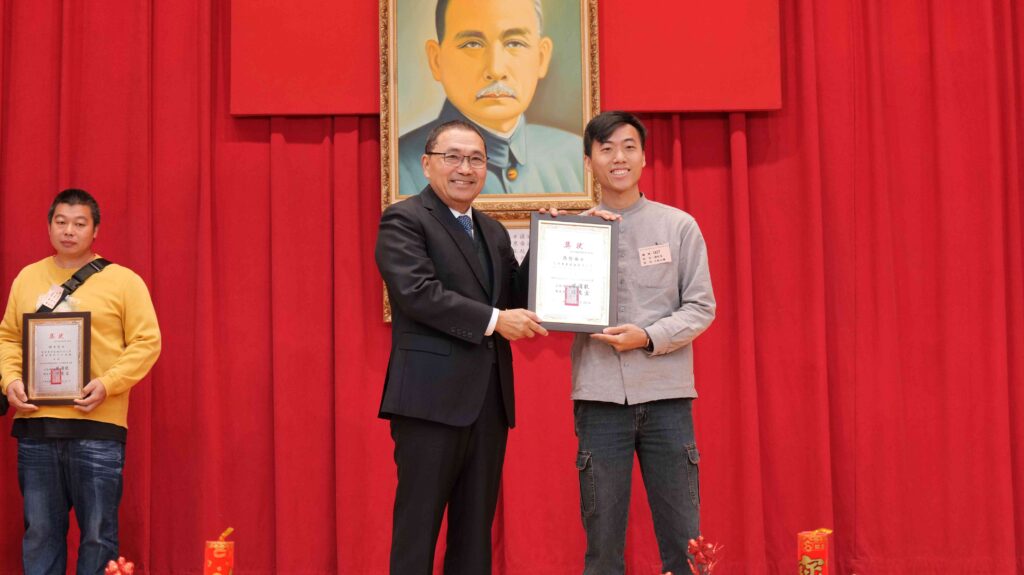 新北市歡慶農民節表揚農友辛勞 創新體驗經濟帶領農業轉型 26 %E9%9D%92%E8%BE%B2%E5%BC%B5%E5%93%B2%E5%B2%B3%E5%8F%B3%E7%8D%B2%E9%A0%92%E8%BE%B2%E6%A5%AD%E7%94%A2%E9%8A%B7%E5%84%AA%E8%89%AF%E8%BE%B2%E6%B0%91%EF%BC%8C%E9%80%8F%E9%81%8E%E5%B0%8E%E5%85%A5%E5%89%B5%E6%96%B0%E9%AB%94%E9%A9%97%E6%80%9D%E7%B6%AD%EF%BC%8C%E8%A8%AD%E8%A8%88%E8%87%AA%E4%B8%BB%E5%B0%8E%E8%A6%BD%E5%A5%97%E8%A3%9D%E8%A1%8C%E7%A8%8B%EF%BC%8C%E8%AE%93%E8%BE%B2%E8%8E%8A%E7%92%B0%E5%A2%83%E8%B3%87%E6%BA%90%E5%8F%8A%E5%9B%9B%E5%AD%A3%E4%BD%9C%E7%89%A9%E9%83%BD%E6%88%90%E7%82%BA%E8%B3%A3%E9%BB%9E