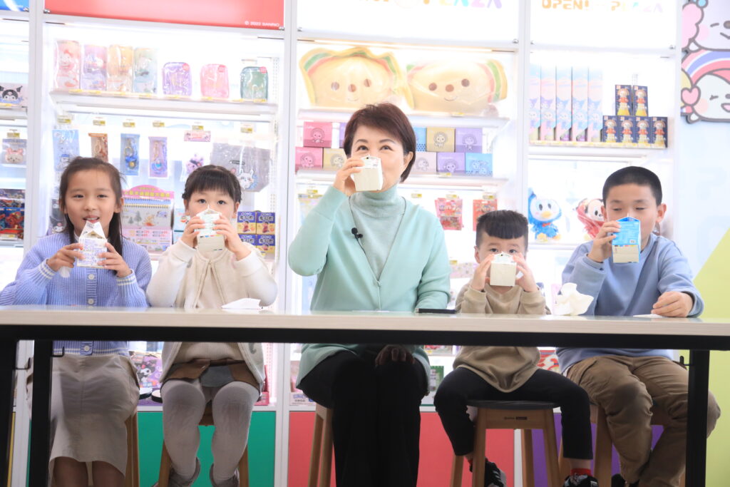 「台中有鈣讚計畫」 盧秀燕視察超商兌領機制 14 %E7%9B%A7%E5%B8%82%E9%95%B7%E8%A6%96%E5%AF%9F%E8%B6%85%E5%95%86%E5%85%8C%E9%A0%98%E6%A9%9F%E5%88%B6 %E7%A2%BA%E4%BF%9D%E5%AD%B8%E7%AB%A5%E5%AE%89%E5%BF%83%E5%96%9D%E9%AE%AE%E5%A5%B6