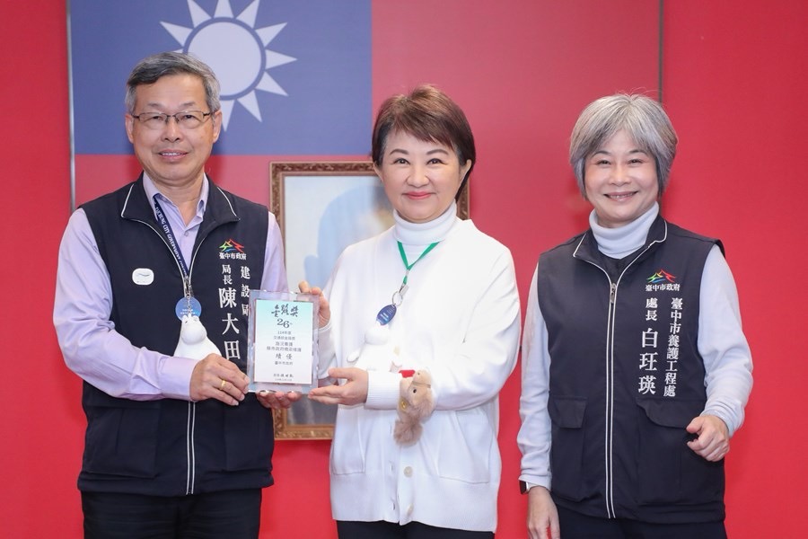 橋梁維護再締「金路獎」六都第一 中市建設局市政會議獻獎共享榮耀 43 01 %E8%87%BA%E4%B8%AD%E5%B8%82%E6%A9%8B%E6%A2%81%E7%B6%AD%E8%AD%B7%E5%86%8D%E7%B7%A0 %E9%87%91%E8%B7%AF%E7%8D%8E %E5%85%AD%E9%83%BD%E7%AC%AC%E4%B8%80%E4%BD%B3%E7%B8%BE %E5%BB%BA%E8%A8%AD%E5%B1%80%E6%96%BC%E5%B8%82%E6%94%BF%E6%9C%83%E8%AD%B0%E7%8D%BB%E7%8D%8E%E5%85%B1%E4%BA%AB%E6%A6%AE%E8%80%80