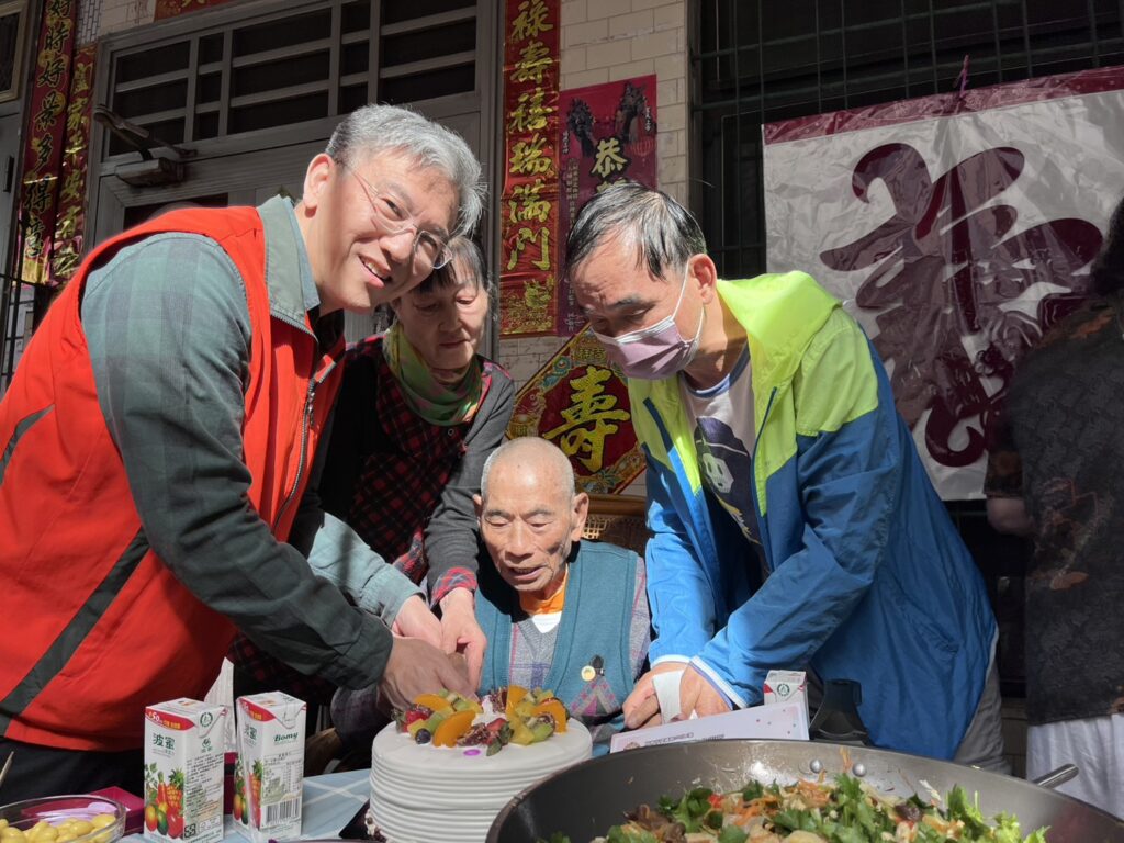 屏東榮服處溫馨祝壽 為百歲榮民項道芽伯伯慶生 15 %E5%9C%96%E8%AA%AA4%EF%BC%9A%E7%8E%8B%E8%99%95%E9%95%B7%E3%80%81%E9%A0%85%E4%BC%AF%E4%BC%AF%E5%8F%8A%E5%AE%B6%E4%BA%BA%E4%B8%80%E5%90%8C%E5%88%87%E8%9B%8B%E7%B3%95