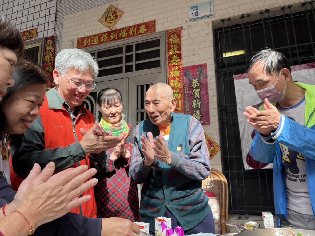 屏東榮服處溫馨祝壽 為百歲榮民項道芽伯伯慶生 14 %E5%9C%96%E8%AA%AA2 %E7%8E%8B%E8%99%95%E9%95%B7%E3%80%81%E6%A6%AE%E6%9C%8D%E8%99%95%E5%90%8C%E4%BB%81%E5%8F%8A%E9%A0%85%E4%BC%AF%E4%BC%AF%E5%AE%B6%E4%BA%BA%E4%B8%80%E5%90%8C%E5%94%B1%E6%AD%8C