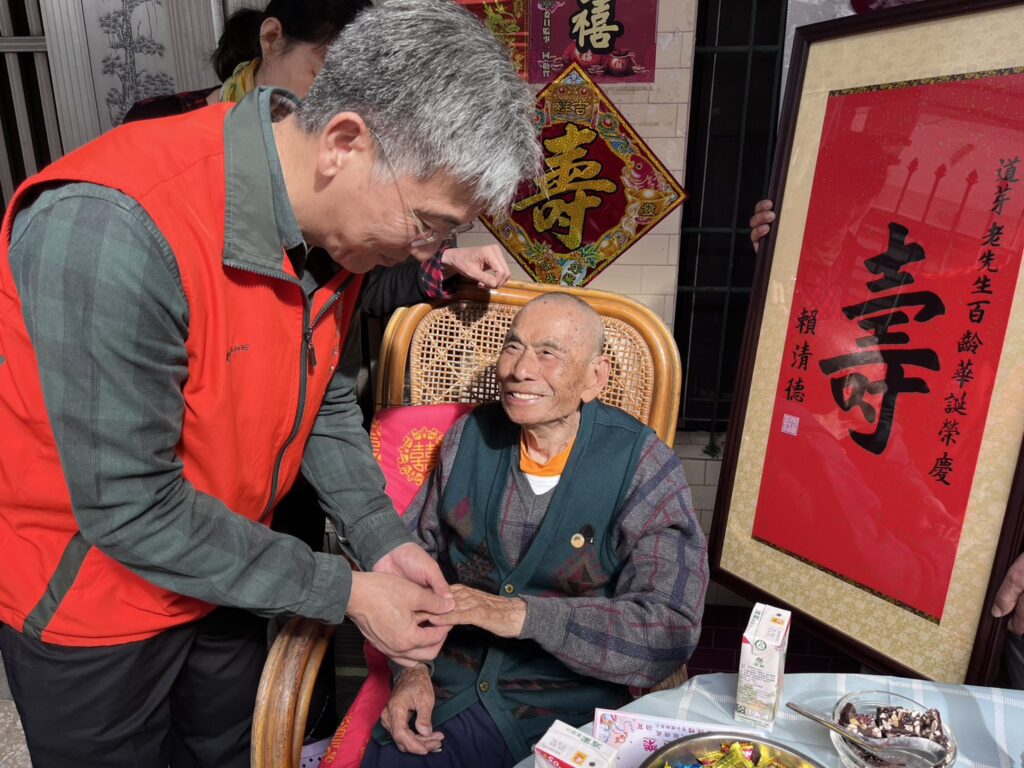 屏東榮服處溫馨祝壽 為百歲榮民項道芽伯伯慶生 16 %E5%9C%96%E8%AA%AA1%EF%BC%9A%E7%8E%8B%E8%99%95%E9%95%B7%E7%82%BA%E9%A0%85%E4%BC%AF%E4%BC%AF%E9%85%8D%E6%88%B4%E9%87%91%E6%88%92%E6%8C%87