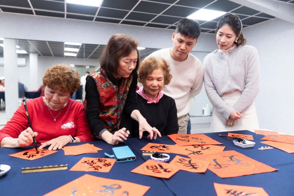 牙醫用熟齡活動打造「願意說」的安全感 深耕銀髮關懷健康 22 %E5%B7%A7%E7%9B%8A%E7%89%99%E9%86%AB%EF%BC%BF%E5%B7%A7%E7%9B%8A%E7%89%99%E9%86%AB%E8%AA%8D%E7%82%BA%E7%85%A7%E9%A1%A7%E9%95%B7%E8%BC%A9%E4%B8%8D%E4%B8%80%E5%AE%9A%E5%BE%9E%E9%86%AB%E7%99%82%E9%96%8B%E5%A7%8B%EF%BC%8C%E8%80%8C%E6%98%AF%E5%BE%9E%E9%99%AA%E4%BC%B4%E9%96%8B%E5%A7%8B%EF%BC%8C%E6%9D%8E%E7%A7%89%E7%9B%9B%E9%99%A2%E9%95%B7%EF%BC%88%E5%8F%B3 0