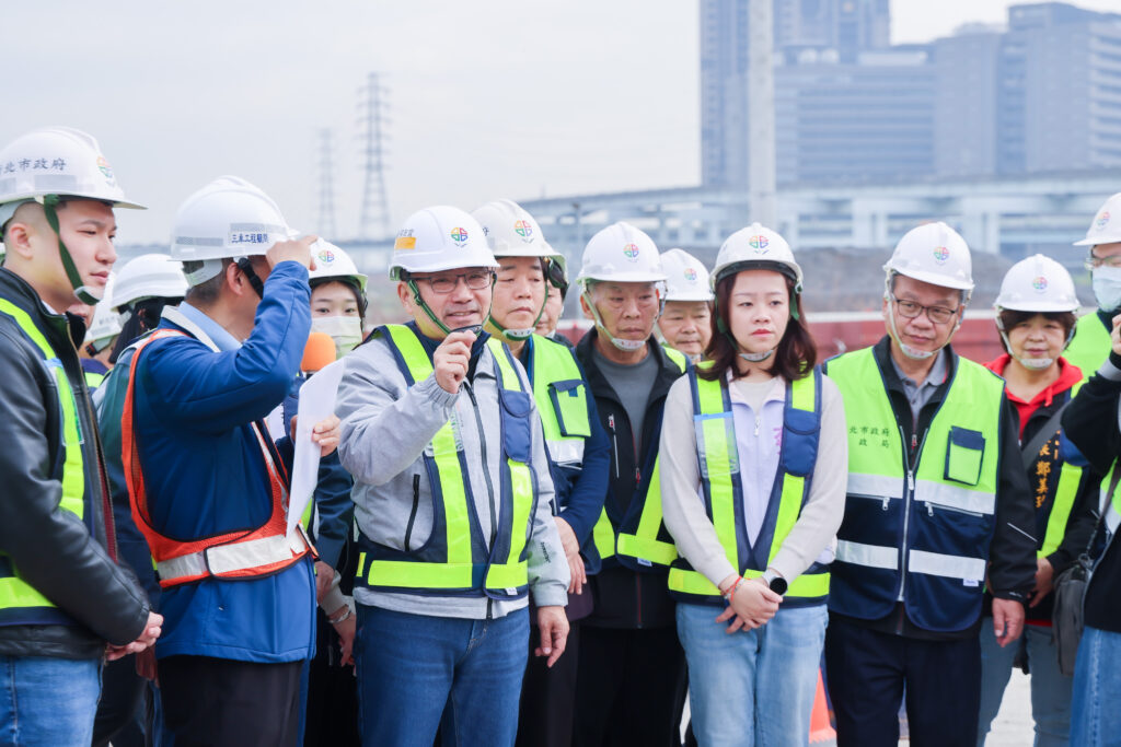 視察貴子坑溪橋梁預鑄工程 侯友宜:讓新莊、泰山交通將更加便利 40 %E6%96%B0%E5%8C%97%E5%B8%82%E9%95%B7%E4%BE%AF%E5%8F%8B%E5%AE%9C%E5%BC%B7%E8%AA%BF%EF%BC%8C%E6%9C%AC%E6%A1%88%E6%A9%8B%E6%A2%81%E6%8E%A1%E7%94%A8%E7%9A%84%E9%A0%90%E9%91%84%E5%B7%A5%E6%B3%95%E5%8F%AF%E7%B8%AE%E7%9F%AD%E7%B4%8424%E5%80%8B%E6%9C%88%E7%9A%84%E5%B7%A5%E6%9C%9F%EF%BC%8C%E5%B8%82%E5%BA%9C%E4%B9%9F%E5%90%8C%E6%AD%A5%E9%80%B2%E8%A1%8C10%E5%BA%A7%E9%AB%98%E5%A3%93%E9%9B%BB%E5%A1%94%E4%B8%8B%E5%9C%B0%E5%B7%A5%E7%A8%8B%E7%9A%84120%E7%B1%B3%E5%9C%B0%E5%BA%95%E6%B4%9E%E9%81%93%E9%91%BD%E6%8C%96%EF%BC%8C%E6%9C%9F%E8%A8%B1%E5%B7%A5%E7%A8%8B%E5%A6%82%E6%9C%9F%E5%A6%82%E8%B3%AA%E5%AE%8C%E6%88%90