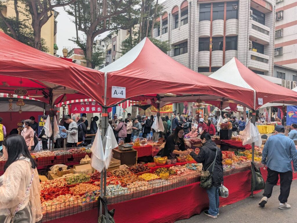 「天馬盈門.津添財氣」 天津路年貨大街盛大開鑼 26 %E6%B0%91%E7%9C%BE%E7%8F%BE%E5%A0%B4%E6%8C%91%E9%81%B8%E5%B9%B4%E8%B2%A8