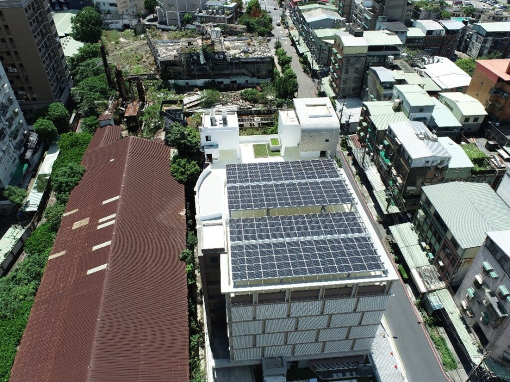 115年家戶屋頂光電及智慧微電網 邁向淨零城市願景 28 %E9%B4%BB%E6%B5%B7%E7%B2%BE%E5%AF%86%E5%B7%A5%E6%A5%AD%E6%96%BC%E7%B6%A0%E5%BE%AA%E7%92%B0%E5%A4%A7%E6%A8%93%E8%A8%AD%E7%BD%AE%E5%A4%AA%E9%99%BD%E8%83%BD%E7%99%BC%E9%9B%BB%E7%B3%BB%E7%B5%B1%EF%BC%8C%E7%B5%90%E5%90%88%E5%84%B2%E8%83%BD%E8%88%87%E5%85%85%E9%9B%BB%E6%A8%81%E6%89%93%E9%80%A0%E6%99%BA%E6%85%A7%E5%BE%AE%E9%9B%BB%E7%B6%B2%EF%BC%8C%E6%8F%90%E4%BE%9B%E7%A9%A9%E5%AE%9A%E7%B6%A0%E8%89%B2%E8%83%BD%E6%BA%90%E3%80%82