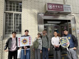 新鈔兌換人潮湧現 花警強化護鈔兼顧反詐騙宣導 69 %E4%BA%8C 25